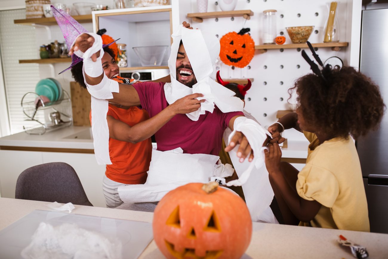 Family enjoying fall tradition in georgia jovanmandic © 123rf